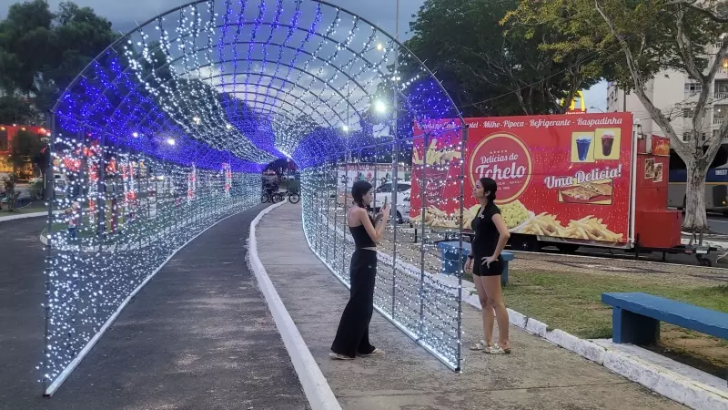 Pontos de decoração natalina atraem visitação de famílias